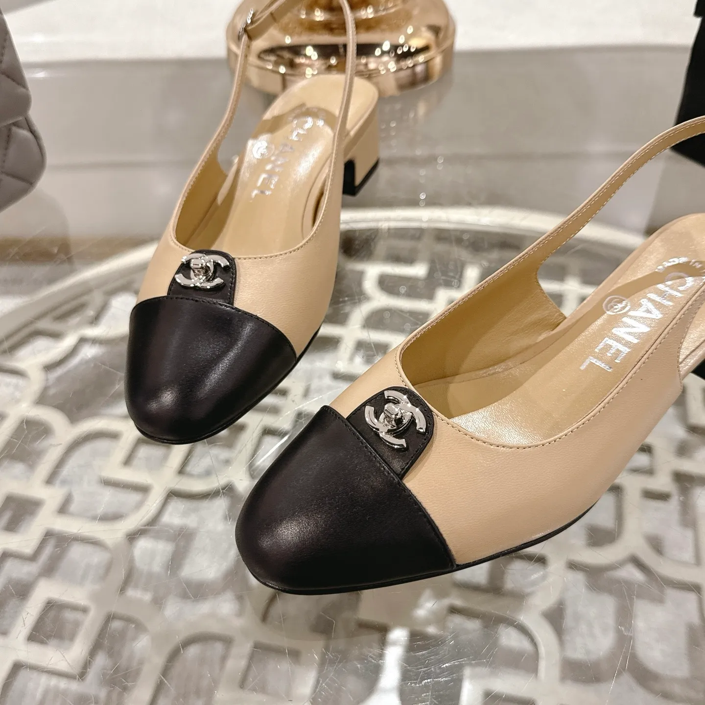 👟👟Ex-factory price 540👟👟 Chanel 𝟐𝟎𝟐𝟓SS spring and summer new double C button Mary Jane 🆕 Xiaoxiang𝐂jia's beautiful Mary Jane sandals are so sweet that they are so beautiful that they have a round square toe design. Cute and cute ~ metal/button logo. The appearance is super online. When you wear it, you will feel like a wealthy daughter. I thought it looked good only when I put it on my feet, I realized how easy it is to wear ~ Upper: Customized lambskin Lining: Sheepskin Outsole: Genuine leather outsole imported from Italy Code number: 35-42 (customized on 40.41.24, non-refundable) Packaging: The latest gift box packaging at the counter